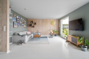 一人暮らしの部屋に置かれたソファ